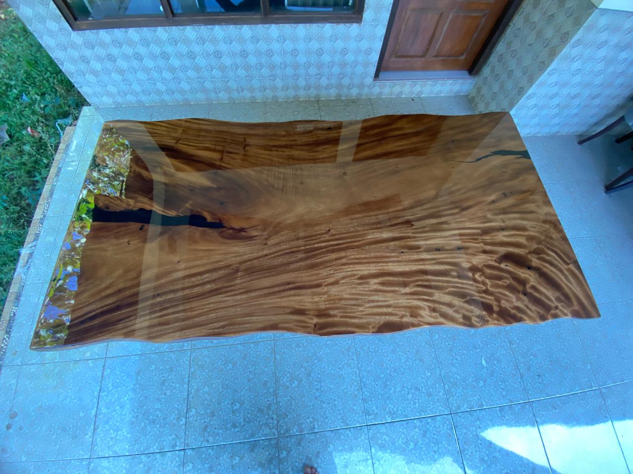 Luxury handcrafted Suarwood and resin dining table centerpiece for modern homes