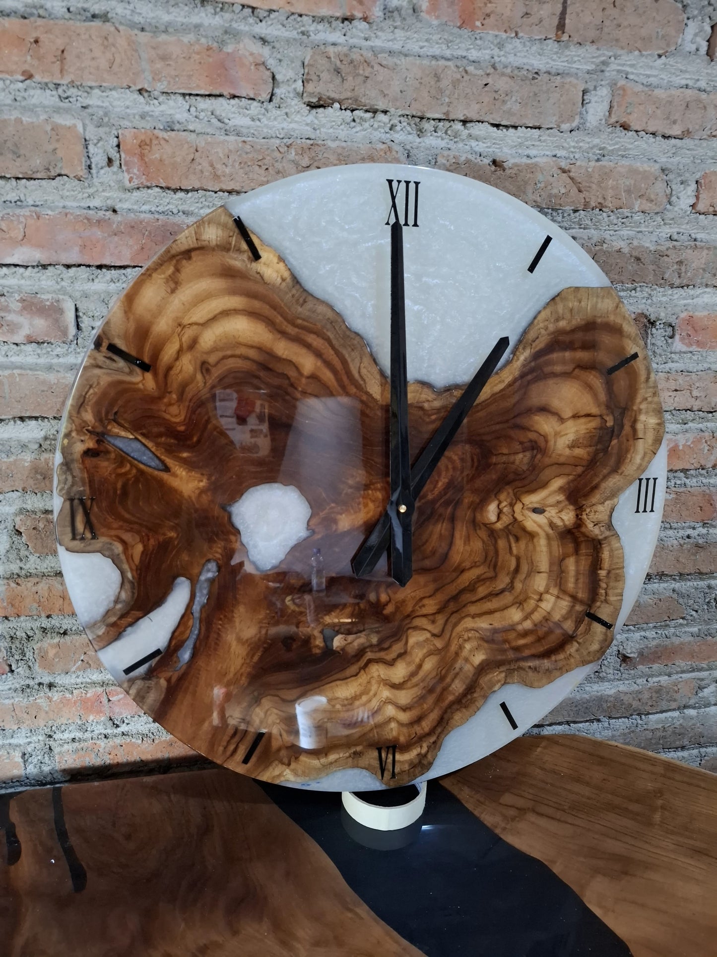 Luxury modern Suarwood wall clock featuring sleek white resin design for elegant interiors