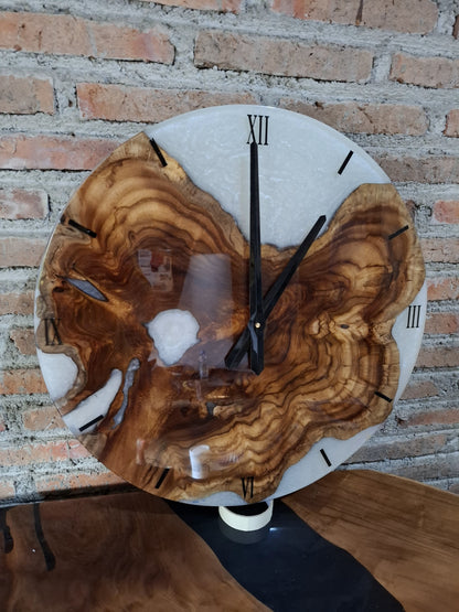 Luxury modern Suarwood wall clock featuring sleek white resin design for elegant interiors