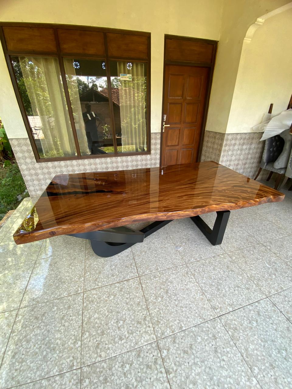 Premium Au Naturel dining table handcrafted from Suarwood with black resin detail – Heavenly Home Furniture