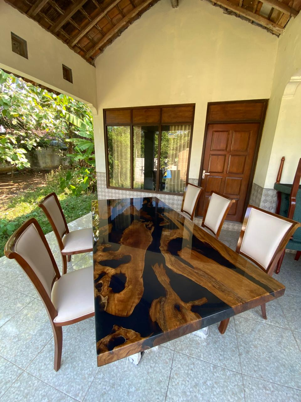 Solid teakwood dining table with black resin details – Heavenly Home Furniture Bali